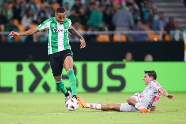 UEFA Europa Leauge: Real Betis vs Olympique Lyon Sevilla, Spain - 06 11 2025: UEFA Europa League match between Real Betis Balompie and Olympique Lyon at Estadio La Cortuja 4 Real Betis defender, Natan running forward with the ball as Lyon player slides in Mandatory Credit: Toby Tande Avant Sports Agency Sevilla Estadio La Cortuja Spain Copyright: xx