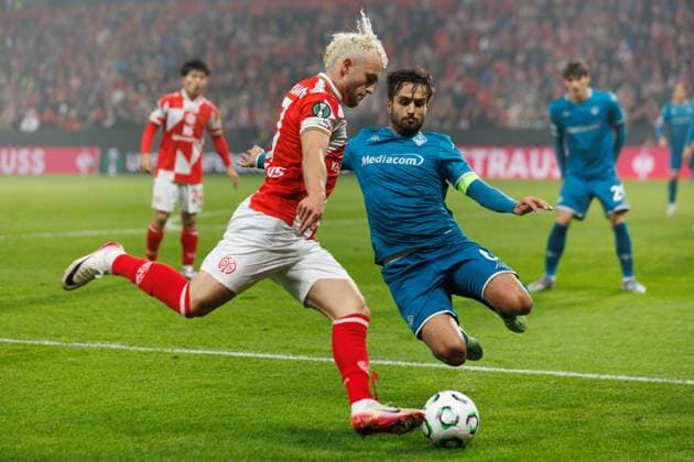 Bendeict Hollerbach FSV Mainz 05 in duel with Luca Ranieri AC Florence , FSV Mainz 05 vs AC Florence, Football, Conference League, Matchday 3, Season 2025 2026, 06 11 2025 DFB regulations prohibit any use of photographs as image sequences and or quasi video FSV Mainz 05 vs AC Florence, Football, Conference League, Matchday 3, Season 2025 2026, 06 11 2025 Copyright: xEibner-Pressefoto AlexanderxNeisx EP_ANS