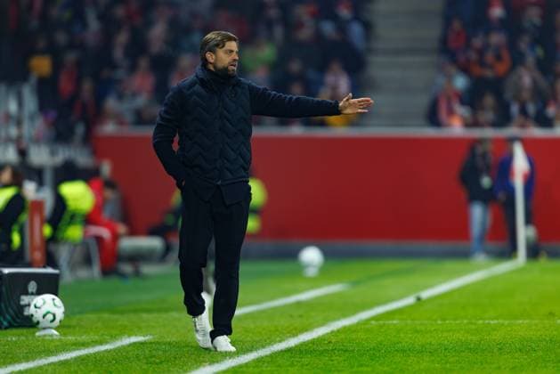 Daniele Galloppa AC Florence on the touchline, FSV Mainz 05 vs AC Florence, Football, Conference League, Matchday 3, Season 2025 2026, 06 11 2025 DFB regulations prohibit any use of photographs as image sequences and or quasi video FSV Mainz 05 vs AC Florence, Football, Conference League, Matchday 3, Season 2025 2026, 06 11 2025 Copyright: xEibner-Pressefoto AlexanderxNeisx EP_ANS