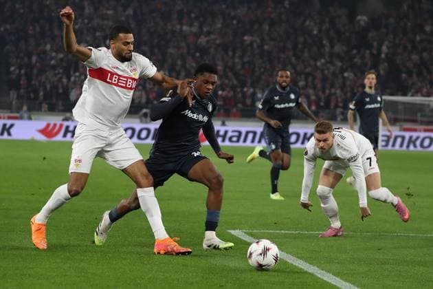 06 11 25 VfB Stuttgart Feyenoord Rotterdam Germany, Stuttgart, 06 11 2025, Football, UEFA Europa League, Season 2025 2026, VfB Stuttgart Feyenoord Rotterdam Josha Vagnoman, left, VfB, Givairo Read, Rotterdam, right