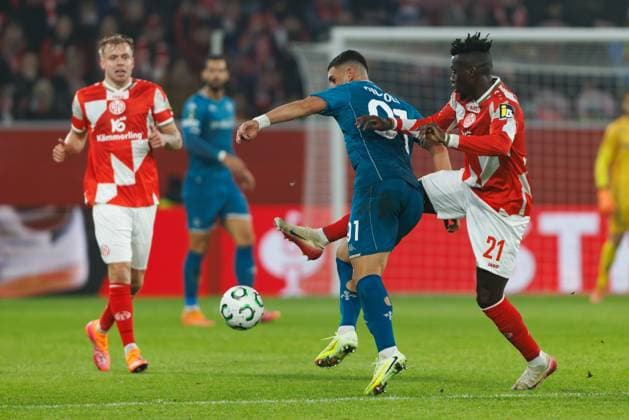 Danny Da Costa FSV Mainz 05 in duel with Roberto Piccoli AC Florence , FSV Mainz 05 vs AC Florence, Football, Conference League, Matchday 3, Season 2025 2026, 06 11 2025 DFB regulations prohibit any use of photographs as image sequences and or quasi video FSV Mainz 05 vs AC Florence, Football, Conference League, Matchday 3, Season 2025 2026, 06 11 2025 Copyright: xEibner-Pressefoto AlexanderxNeisx EP_ANS