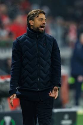 Daniele Galloppa AC Florence on the touchline, FSV Mainz 05 vs AC Florence, Football, Conference League, Matchday 3, Season 2025 2026, 06 11 2025 DFB regulations prohibit any use of photographs as image sequences and or quasi video FSV Mainz 05 vs AC Florence, Football, Conference League, Matchday 3, Season 2025 2026, 06 11 2025 Copyright: xEibner-Pressefoto AlexanderxNeisx EP_ANS