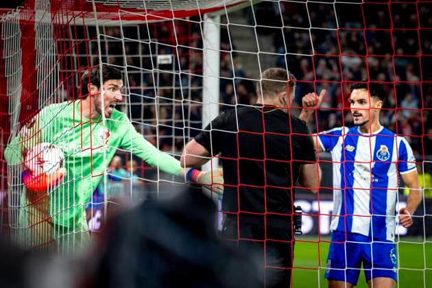 FC Utrecht goalkeeper Vasilis Barkas gets a red card during the match FC Utrecht vs FC Porto at the Stadion Galgenwaard for the Europa League - League phase - Matchday 4 season 2025-2026 in UTRECHT, Netherlands on 6 november 2025, (photo by Marcel van Dorst EYE4images DeFodi Images) FC Utrecht goalkeeper Vasilis Barkas gets a red card during the match FC Utrecht vs FC Porto at the Stadion Galgenwaard for the Europa League League phase Matchday 4 season 2025 2026 in UTRECHT, Netherlands on 6 november 2025, photo by Marcel van Dorst EYE4images DeFodi Images