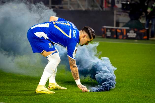 Fireworks on the pitch, FC Porto forwarder Borja Sainz during the match FC Utrecht vs FC Porto at the Stadion Galgenwaard for the Europa League - League phase - Matchday 4 season 2025-2026 in UTRECHT, Netherlands on 6 november 2025, (photo by Marcel van Dorst EYE4images DeFodi Images) Fireworks on the pitch, FC Porto forwarder Borja Sainz during the match FC Utrecht vs FC Porto at the Stadion Galgenwaard for the Europa League League phase Matchday 4 season 2025 2026 in UTRECHT, Netherlands on 6 november 2025, photo by Marcel van Dorst EYE4images DeFodi Images