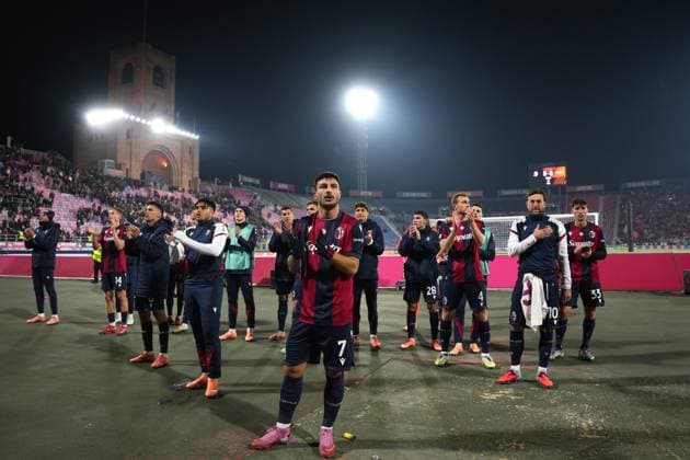 The players of Bologna greet the fans at the end of the UEFA Europa League soccer match between Bologna and Brann at the Renato DallÕAra Stadium in Bologna, north Italy - Thursday, November 6, 2025 -  Copyright: xMassimoxPaolone LaPressex