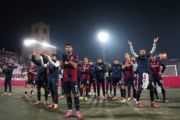 The players of Bologna greet the fans at the end of the UEFA Europa League soccer match between Bologna and Brann at the Renato DallÕAra Stadium in Bologna, north Italy - Thursday, November 6, 2025 -  Copyright: xMassimoxPaolone LaPressex