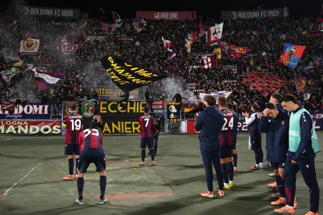 The players of Bologna greet the fans at the end of the UEFA Europa League soccer match between Bologna and Brann at the Renato DallÕAra Stadium in Bologna, north Italy - Thursday, November 6, 2025 -  Copyright: xMassimoxPaolone LaPressex