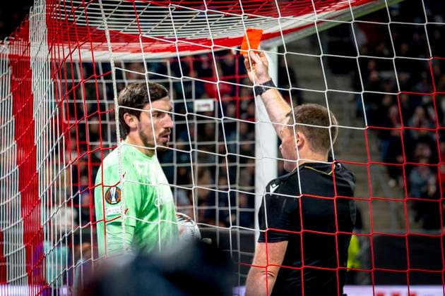 FC Utrecht goalkeeper Vasilis Barkas gets a red card during the match FC Utrecht vs FC Porto at the Stadion Galgenwaard for the Europa League - League phase - Matchday 4 season 2025-2026 in UTRECHT, Netherlands on 6 november 2025, (photo by Marcel van Dorst EYE4images DeFodi Images) FC Utrecht goalkeeper Vasilis Barkas gets a red card during the match FC Utrecht vs FC Porto at the Stadion Galgenwaard for the Europa League League phase Matchday 4 season 2025 2026 in UTRECHT, Netherlands on 6 november 2025, photo by Marcel van Dorst EYE4images DeFodi Images