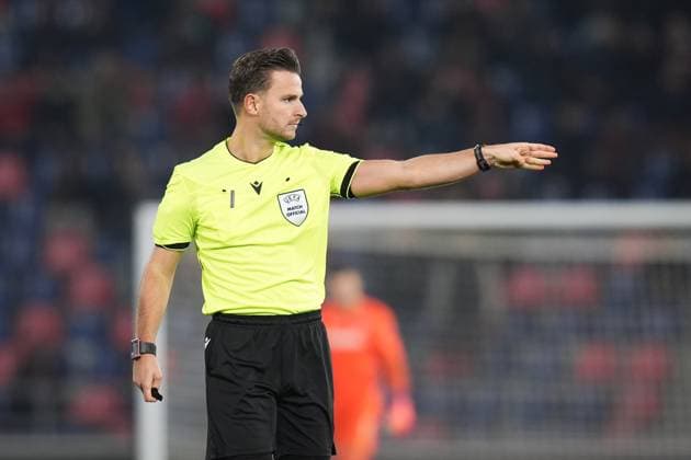 Referee Daniel Schlager shouts instructions to players during the UEFA Europa League soccer match between Bologna and Brann at the Renato DallÕAra Stadium in Bologna, north Italy - Thursday, November 6, 2025 -  Copyright: xMassimoxPaolone LaPressex