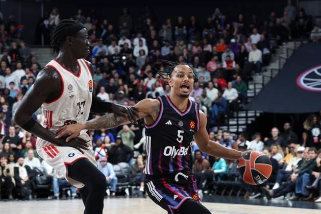 BASKET BALL : Paris Basket Vs Bayern - Euroligue - 06 11 2025 Justin Robinson (Paris) Vs Wenyen Gabriel (Bayern) ParisFrance  Copyright: xMichaelxBaucherx