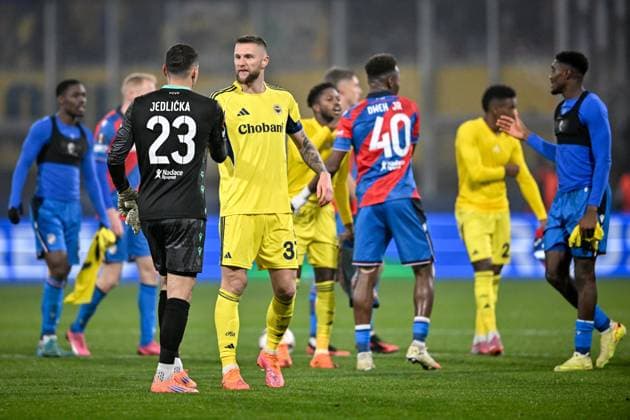 Viktoria Plzen vs Fenerbahce SK - UEFA Europa League PILSEN, CZECH REPUBLIC - NOVEMBER 6: goalkeeper of Plzen Martin Jedlicka (L) in action against Milan Skriniar of Fenerbahce (R) during the UEFA Europa League match between FC Viktoria Plzen and Fenerbahce SK at Doosan Arena in Pilsen, Czech Republic on November 6, 2025. Lukas Kabon Anadolu Pilsen Czech Republic. Editorial use only. Please get in touch for any other usage.  Copyright: x2025xAnadoluxLukasxKabonx