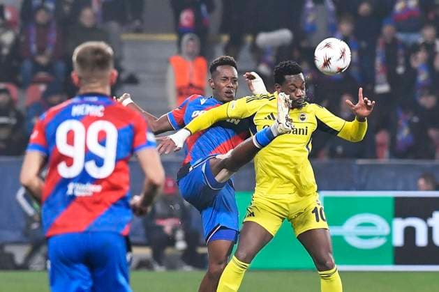 From right Jhon Duran of Fenerbahce and Cheick Souare of Plzen in action during the Football Europa League 4th round match Viktoria Plzen vs Fenerbahce Istanbul in Pilsen, Czech Republic, November 6, 2025. (CTKxPhoto MiroslavxChaloupka) CTKPhotoP2025110610471  CTKPhotoP2025110610471