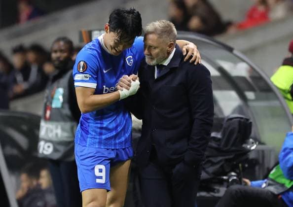Sporting de Braga-Genk-EuropaLeague-Matchday 4-6-11-2025 Hyeongyu Oh of KRC Genk talks to Thorsten Fink of KRC Genk in action during the UEFA Europe League, Phase League, Matchday 4, between Sporting Club de Braga and KRC Genk at Stadium Municipal of Braga on November 6, 2025 in Braga (Portugal) (Photo by Luis de la Mata SportPix Sipa USA) Braga Stadium Municipal of Braga Braga Portugal Copyright: xLuisxdexlaxMatax xsportPix.org.ux
