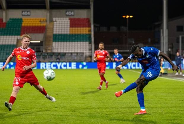 UEFA Europa Conference League Group Phase, Tallaght Stadium, Dublin 6 11 2025 Shelbourne vs Drita Shelbourne™s Jack Henry-Francis with Raddy Ovouka of Drita Jack Henry-Francis with Raddy Ovouka 6 11 2025  Copyright: x INPHO HenryxSimpsonx UEFA Europa Conference League Group Phase - Shelbourne vs Drita-22