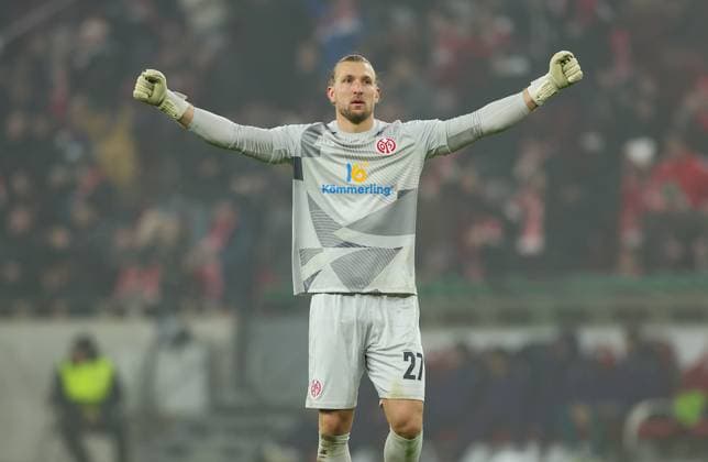 06 11 2025, Football UEFA Conference League, 1 FSV Mainz 05 AC Florence, v l , Goalkeeper Robin Zentner FSV Mainz 05 jubilantly cheers Benedict Hollerbach FSV Mainz 05 DFL DFB REGULATIONS PROHIBIT ANY USE OF PHOTOGRAPHS AS IMAGE SEQUENCES AND OR QUASI VIDEO xdcx Copyright: HMBxMedia Claus