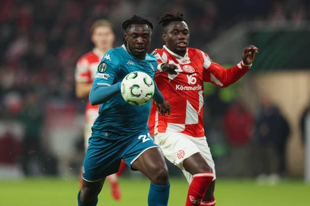 06 11 2025, Football UEFA Conference League, 1 FSV Mainz 05 AC Florence, v l , Moise Kean ACF Fiorentina , Danny Da Costa FSV Mainz 05 DFL DFB REGULATIONS PROHIBIT ANY USE OF PHOTOGRAPHS AS IMAGE SEQUENCES AND OR QUASI VIDEO xdcx Copyright: HMBxMedia Claus