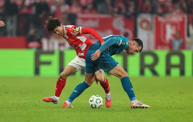 06 11 2025, Football UEFA Conference League, 1 FSV Mainz 05 AC Florence, v l , Jae sung Lee FSV Mainz 05 , Marin Pongracic ACF Fiorentina DFL DFB REGULATIONS PROHIBIT ANY USE OF PHOTOGRAPHS AS IMAGE SEQUENCES AND OR QUASI VIDEO xdcx Copyright: HMBxMedia Claus