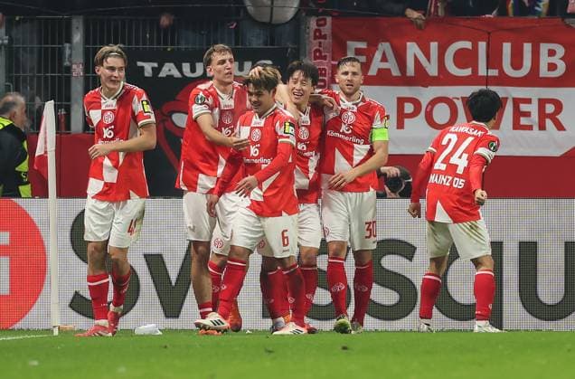 06 11 2025, Football UEFA Conference League, 1 FSV Mainz 05 AC Florence, v l , Goal celebration, celebrate the goal DFL DFB REGULATIONS PROHIBIT ANY USE OF PHOTOGRAPHS AS IMAGE SEQUENCES AND OR QUASI VIDEO xdcx Copyright: HMBxMedia Claus