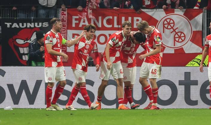 06 11 2025, Football UEFA Conference League, 1 FSV Mainz 05 AC Florence, v l , Goal celebration, celebrate the goal DFL DFB REGULATIONS PROHIBIT ANY USE OF PHOTOGRAPHS AS IMAGE SEQUENCES AND OR QUASI VIDEO xdcx Copyright: HMBxMedia Claus