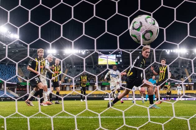 251106 Filip Helander of Häcken and Sebastian Nanasi of Strasbourg see Martial Godo of Strasbourg scores 0 2 past Olle Samuelsson of Häcken during the UEFA Conference League football match between Häcken and Strasbourg on November 6, 2025 in Gothenburg Photo Mathias Bergeld BILDBYRAN kod MB MB1234 fotboll football soccer fotball uefa conference league conference league häcken strasbourg bbeng  Copyright: MATHIASxBERGELD BB251106MB098