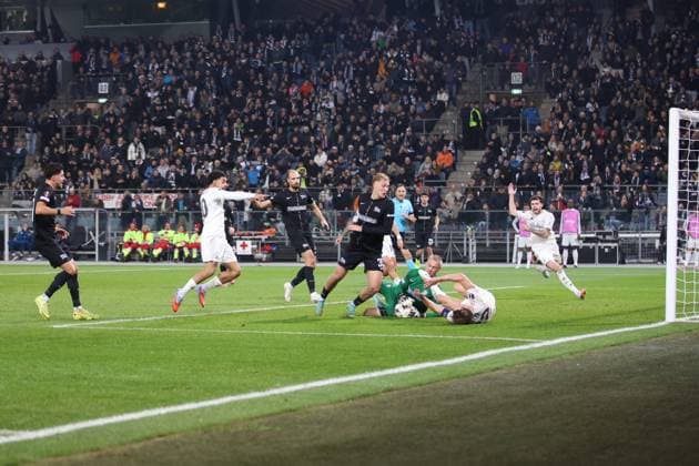 UEFA Europa League 2025 - SK Sturm Graz vs Nottingham Forest UEFA Europa League 2025 group stage match between SK Sturm Graz and Nottingham Forest, capturing high intensity football action, team spirit, and stadium atmosphere at Merkur Arena in Graz, Austria The image shows penalty for Nottingham Copyright: xBEAUTIFULxSPORTS Rainerx