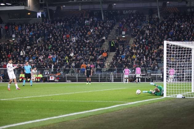 UEFA Europa League 2025 - SK Sturm Graz vs Nottingham Forest UEFA Europa League 2025 group stage match between SK Sturm Graz and Nottingham Forest, capturing high intensity football action, team spirit, and stadium atmosphere at Merkur Arena in Graz, Austria The image shows penalty for Nottingham Copyright: xBEAUTIFULxSPORTS Rainerx