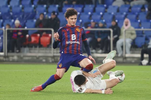 FC Basel FCS Bucharest Marin Soticek vs Daniel Graovac 06 11 2025 Stadion St Jakob Park Basel, SWITZERLAND, Season 2025 2026 Men Soccer Europa League FC Basel FCS Bucharest Marin Soticek li,FC Basel vs Daniel Graovac Bucharest