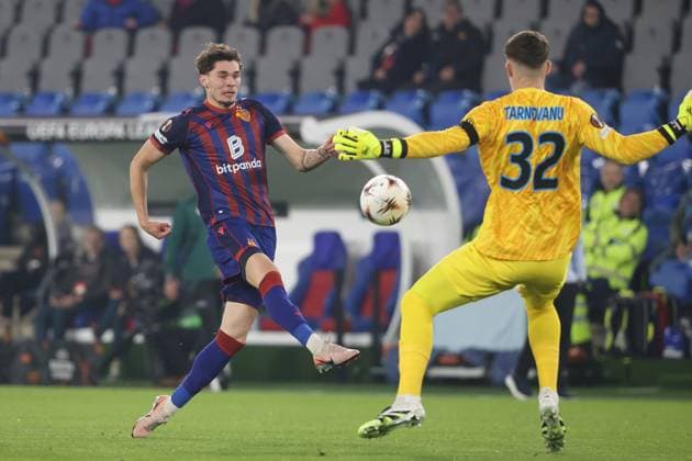 FC Basel FCS Bucharest Moritz Broschinski Goalkeeper Stefan Tarnovanu 06 11 2025 Stadion St Jakob Park Basel, SWITZERLAND, Season 2025 2026 Men Soccer Europa League FC Basel FCS Bucharest Moritz Broschinski FC Basel Handball Goalkeeper Stefan Tarnovanu Bucharest