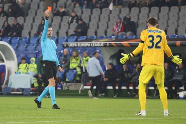 FC Basel FCS Bucharest Referee Juxhin Xhaja ALB Goalkeeper Stefan Tarnovanu Bucharest 06 11 2025 Stadion St Jakob Park Basel, SWITZERLAND, Season 2025 2026 Men Soccer Europa League FC Basel FCS Bucharest Referee Juxhin Xhaja ALB shows goalkeeper Stefan Tarnovanu Bucharest the red card