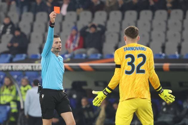 FC Basel FCS Bucharest Referee Juxhin Xhaja ALB Goalkeeper Stefan Tarnovanu Bucharest 06 11 2025 Stadion St Jakob Park Basel, SWITZERLAND, Season 2025 2026 Men Soccer Europa League FC Basel FCS Bucharest Referee Juxhin Xhaja ALB shows goalkeeper Stefan Tarnovanu Bucharest the red card