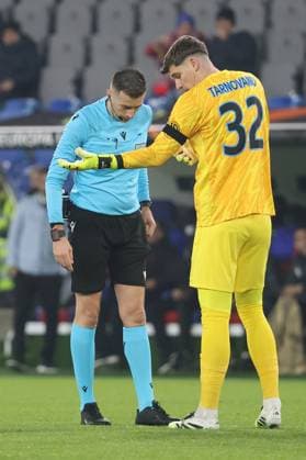 FC Basel FCS Bucharest Referee Juxhin Xhaja ALB Goalkeeper Stefan Tarnovanu Bucharest 06 11 2025 Stadion St Jakob Park Basel, SWITZERLAND, Season 2025 2026 Men Soccer Europa League FC Basel FCS Bucharest Referee Juxhin Xhaja ALB Goalkeeper Stefan Tarnovanu Bucharest