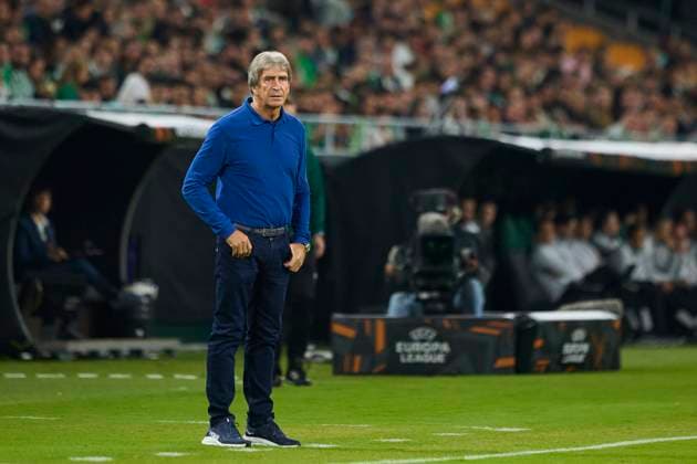 Real Betis Balompie v Olympique Lyonnais - UEFA Europa League 2025 26 SEVILLE, SPAIN - NOVEMBER 06: Manuel Pellegrini Head Coach of Real Betis looks on during to the UEFA Europa League 2025 26 League Phase MD4 match between Real Betis Balompie and Olympique Lyonnais at La Cartuja de Sevilla on November 06, 2025 in Seville, Spain. (Photo by Gabriel Colchero Photo Players Images Magara Press) Sevilla Estadio de la Cartuja Spain Copyright: xGabrielxColcherox