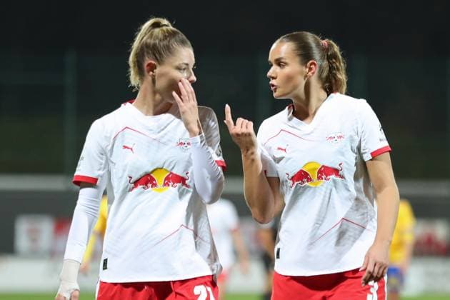 Google Pixel Womens Bundesliga, RB Leipzig FC Carl Zeiss Jena 06 11 2025 Andrea Norheim 3, RB Leipzig right with Julia Landenberger 21, RB Leipzig Football, Google Pixel Womens Bundesliga, Season 2025 2026, 9 Matchday RB Leipzig vs FC Carl Zeiss Jena on 06 11 2025, Training Center Cottaweg, Leipzig DFB REGULATIONS PROHIBIT ANY USE OF PHOTOGRAPHS AS IMAGE SEQUENCES AND OR QUASI VIDEO Copyright: xBEAUTIFULxSPORTS JanxKaeferx