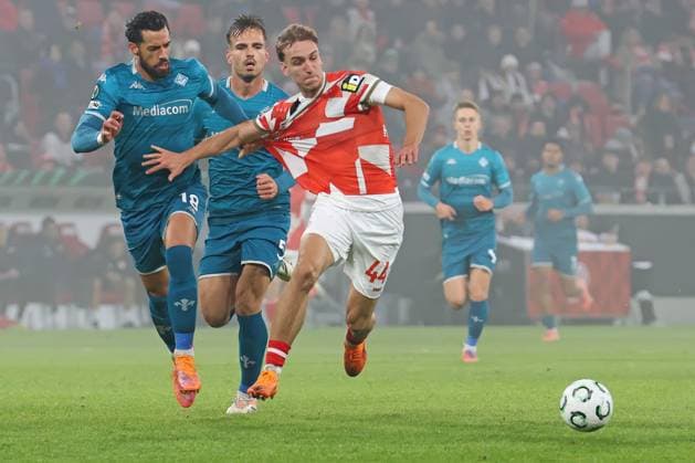 Mainz, Germany 06 November 2025 Conference League 2025 2026 FSV Mainz 05 vs AC Florence Pictured from left fighting for the ball Pablo Mari Florence , Marin Pongracic Florence and Nelson Weiper Mainz Mewa Arena Rheinland Pfalz Copyright: xFotostandx xRacochax