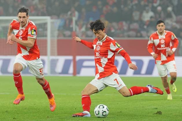 Mainz, Germany 06 November 2025 Conference League 2025 2026 FSV Mainz 05 vs AC Florence In the picture Jae sung Lee Mainz hits a cross from full run Mewa Arena Rheinland Pfalz Copyright: xFotostandx xRacochax