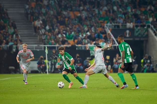Real Betis Balompie v Olympique Lyonnais - UEFA Europa League 2025 26 SEVILLE, SPAIN - NOVEMBER 06: Abde Ezzalzouli of Real Betis competes for the ball with Martin Satriano of Olympique Lyonnais during to the UEFA Europa League 2025 26 League Phase MD4 match between Real Betis Balompie and Olympique Lyonnais at La Cartuja de Sevilla on November 06, 2025 in Seville, Spain. (Photo by Gabriel Colchero Photo Players Images Magara Press) Sevilla Estadio de la Cartuja Spain Copyright: xGabrielxColcherox