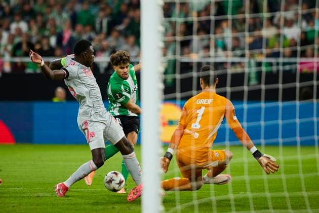 Real Betis Balompie v Olympique Lyonnais - UEFA Europa League 2025 26 SEVILLE, SPAIN - NOVEMBER 06: Abde Ezzalzouli of Real Betis competes for the ball with Dominik Greif Goalkeeper of Olympique Lyonnais during to the UEFA Europa League 2025 26 League Phase MD4 match between Real Betis Balompie and Olympique Lyonnais at La Cartuja de Sevilla on November 06, 2025 in Seville, Spain. (Photo by Gabriel Colchero Photo Players Images Magara Press) Sevilla Estadio de la Cartuja Spain Copyright: xGabrielxColcherox