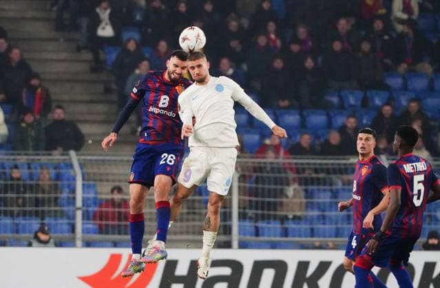 06 11 2025 Basel Switzerland Stadion St Jakob Park Soccer Men Season 2025 2026 Europa League FC Basel FCS Bucharest 3 1 Picture Adrian Barisic FC Basel vs Daniel Birliga FCS Bucharest r in header duel duel action