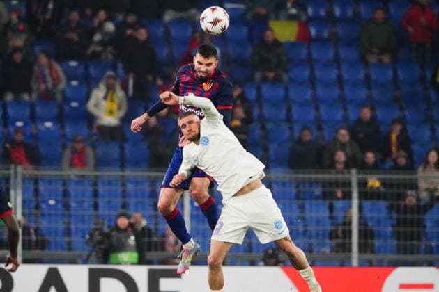 06 11 2025 Basel Switzerland Stadion St Jakob Park Soccer Men Season 2025 2026 Europa League FC Basel FCS Bucharest 3 1 Picture Adrian Barisic FC Basel vs Daniel Birligea FCS Bucharest in header duel duel action