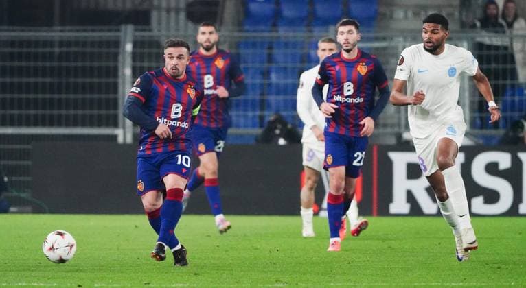 06 11 2025 Basel Switzerland Stadion St Jakob Park Soccer Men Season 2025 2026 Europa League FC Basel FCS Bucharest 3 1 Picture Malcom Edjouma FCS Bucharest vs Xherdan Shaqiri I FC Basel action duel