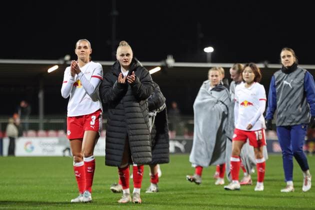 Google Pixel Womens Bundesliga, RB Leipzig FC Carl Zeiss Jena 06 11 2025 Andrea Norheim 3, RB Leipzig left and Victoria Krug 20, RB Leipzig applaud the fans Football, Google Pixel Womens Bundesliga, Season 2025 2026, 9 Matchday RB Leipzig vs FC Carl Zeiss Jena on 06 11 2025, Training Center Cottaweg, Leipzig DFB REGULATIONS PROHIBIT ANY USE OF PHOTOGRAPHS AS IMAGE SEQUENCES AND OR QUASI VIDEO Copyright: xBEAUTIFULxSPORTS JanxKaeferx