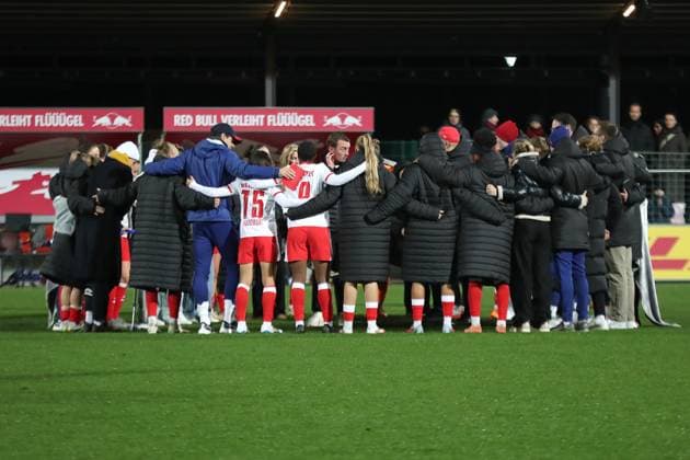Google Pixel Womens Bundesliga, RB Leipzig FC Carl Zeiss Jena 06 11 2025 Head coach Jonas Stephan RB Leipzig in the middle of the team circle Football, Google Pixel Womens Bundesliga, Season 2025 2026, 9 Matchday RB Leipzig vs FC Carl Zeiss Jena on 06 11 2025, Training Center Cottaweg, Leipzig DFB REGULATIONS PROHIBIT ANY USE OF PHOTOGRAPHS AS IMAGE SEQUENCES AND OR QUASI VIDEO Copyright: xBEAUTIFULxSPORTS JanxKaeferx