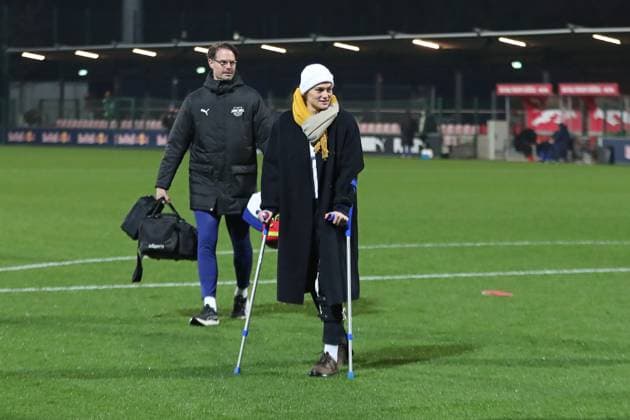 Google Pixel Womens Bundesliga, RB Leipzig FC Carl Zeiss Jena 06 11 2025 The injured Giovanna Hoffmann 7, RB Leipzig on crutches Football, Google Pixel Womens Bundesliga, Season 2025 2026, 9 Matchday RB Leipzig vs FC Carl Zeiss Jena on 06 11 2025, Training Center Cottaweg, Leipzig DFB REGULATIONS PROHIBIT ANY USE OF PHOTOGRAPHS AS IMAGE SEQUENCES AND OR QUASI VIDEO Copyright: xBEAUTIFULxSPORTS JanxKaeferx