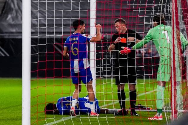 UTRECHT, NETHERLANDS - NOVEMBER 6: FC Utrecht goalkeeper Vasilis Barkas receives a straight red card from referee John Beaton during the UEFA Europa League 2025 26 League Phase MD4 match between FC Utrecht and FC Porto at Stadion Galgenwaard on November 6, 2025 in Utrecht, Netherlands. (Photo by Rene Nijhuis) SPO  Copyright: xRenexNijhuis