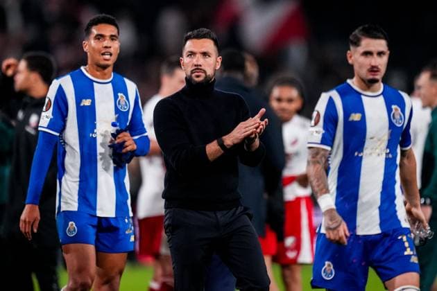 UTRECHT, NETHERLANDS - NOVEMBER 6: FC Porto head coach Francesco Farioli applauds the fans after the UEFA Europa League 2025 26 League Phase MD4 match between FC Utrecht and FC Porto at Stadion Galgenwaard on November 6, 2025 in Utrecht, Netherlands. (Photo by Rene Nijhuis) SPO  Copyright: xRenexNijhuis