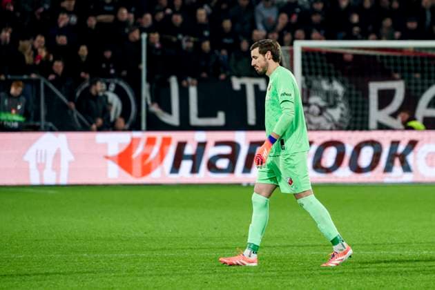 goalkeeper Vasilis Barkas of FC Utrecht looks dejected after a red card from referee John Beaton FC Utrecht v FC Porto, UEFA Europa League 2025 26 League Phase MD4, FC Utrecht v FC Porto, Stadion Galgenwaard, November 6, 2025, Utrecht, Netherlands.
