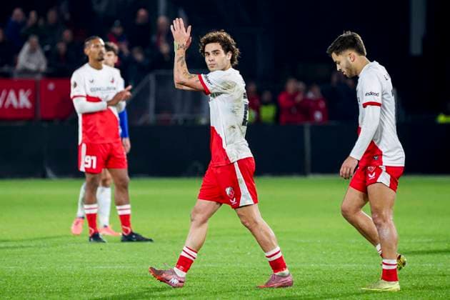 Miguel Rodriguez of FC Utrecht applauds FC Utrecht v FC Porto, UEFA Europa League 2025 26 League Phase MD4, FC Utrecht v FC Porto, Stadion Galgenwaard, November 6, 2025, Utrecht, Netherlands.