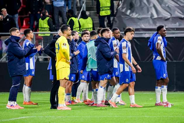 team of FC Porto acknowledges the supporters FC Utrecht v FC Porto, UEFA Europa League 2025 26 League Phase MD4, FC Utrecht v FC Porto, Stadion Galgenwaard, November 6, 2025, Utrecht, Netherlands.
