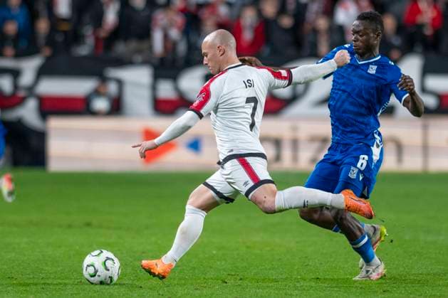 November 7, 2025, Madrid, Madrid, Spain: ISI PALAZON of Rayo Vallecano shoots for goal during the UEFA Conference League match between RAYO VALLECANO 3 Vs. LECH POZNAN 2 held on November 6 at the Estadio de Vallecas in Madrid, Spain. Madrid Spain - ZUMAc312 20251107_zsp_c312_081 Copyright: xOscarxManuelxSanchezx