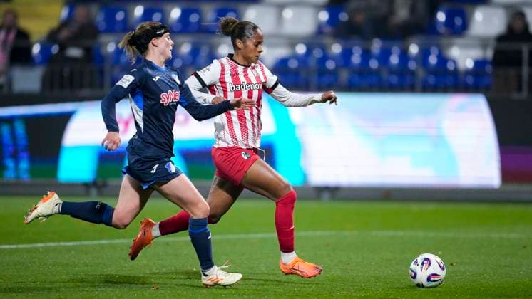 v li Wielle Douma Wianda Ellen Geertruida Douma, TSG, 13 , Aurelie Csillag Freiburg, 17 , duel, duel scene, duel, tackle, tackling, dynamics, action, action, 06 11 2025, Sinsheim Hoffenheim Germany , Soccer, Google Pixel Women Bundesliga, TSG 1899 Hoffenheim SC Freiburg, DFB DFL REGULATIONS PROHIBIT ANY USE OF PHOTOGRAPHS AS IMAGE SEQUENCES AND OR QUASI VIDEO xozx
